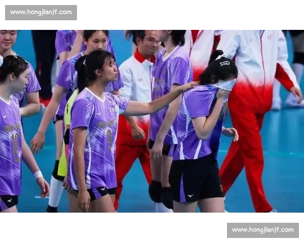 江苏女排鏖战天津力争冠军荣耀 赛场激烈对决引爆全场热情